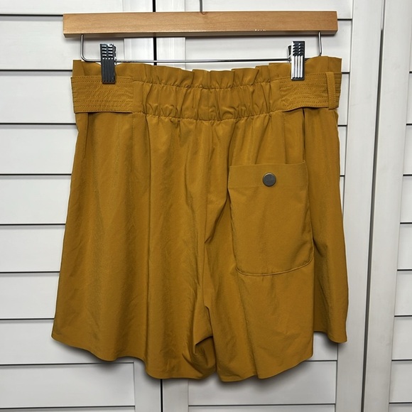 Athleta Skyline II Paperbag Waist Pleated Belted Shorts Size 8 Tuscan Gold - Picture 7 of 9